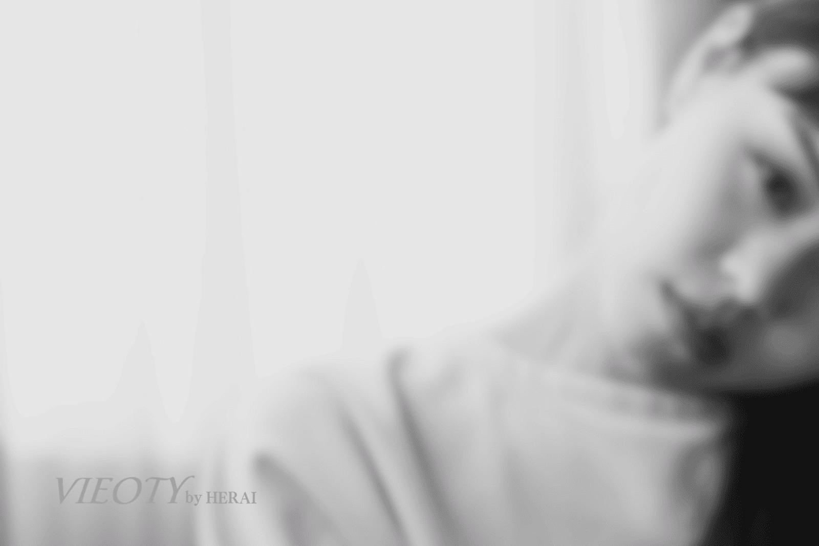 ストレスが心と体に与える影響。女性の思考の混乱を示している。