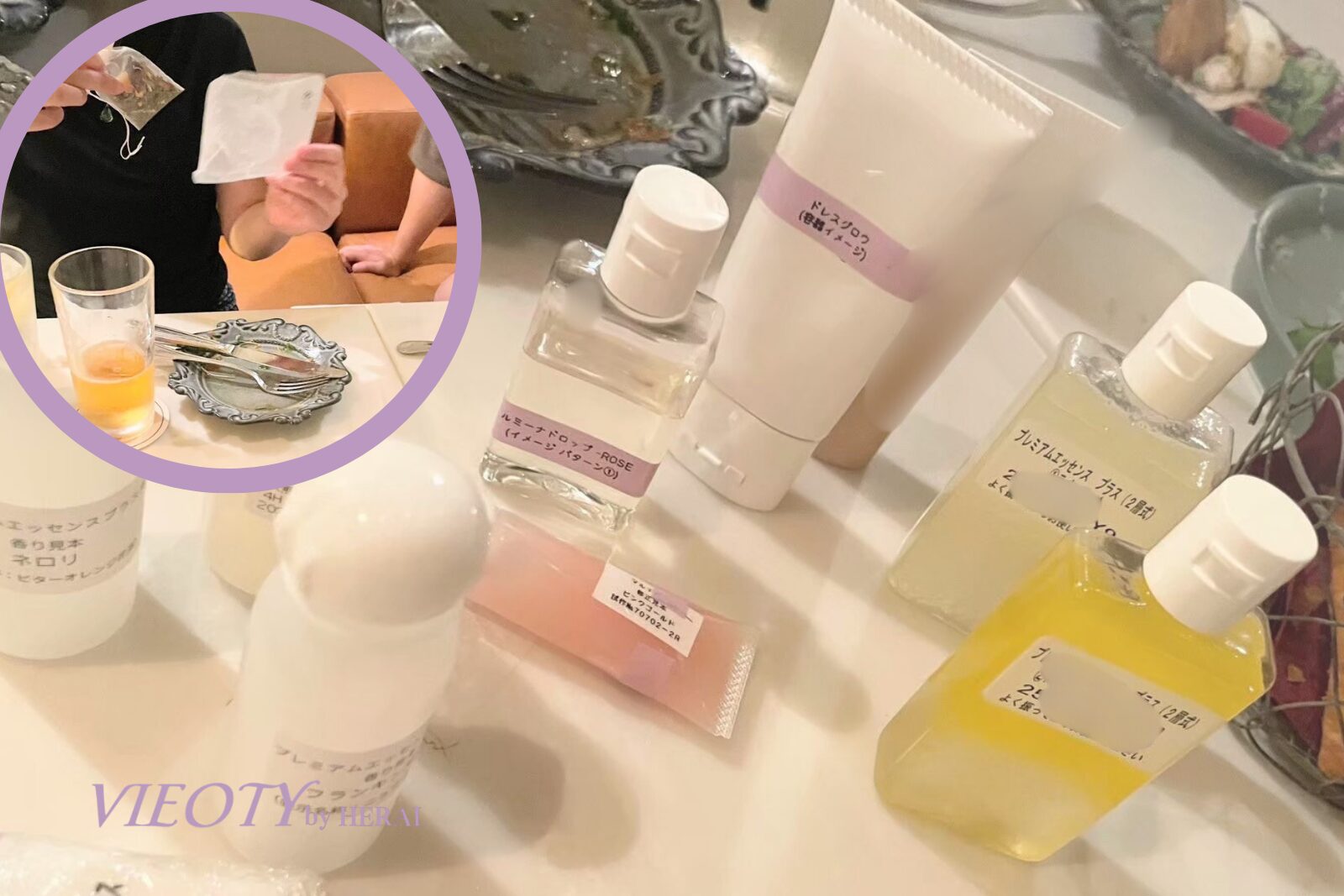 カフェの個室で、様々な製品をテーブルに広げながら熱心に語り合う女性たちの和やかな風景