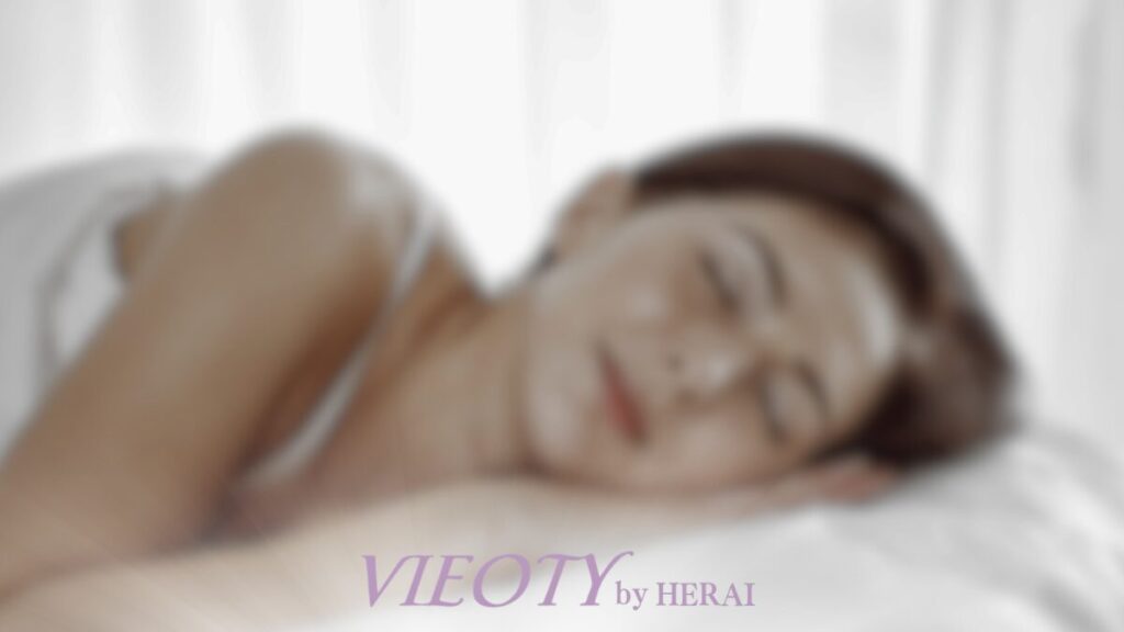 静かな夜空を背景に目を閉じる女性。質の高い睡眠中に分泌される成長ホルモンとメラトニンが肌と髪を修復する、睡眠美容の科学を象徴したイメージ。