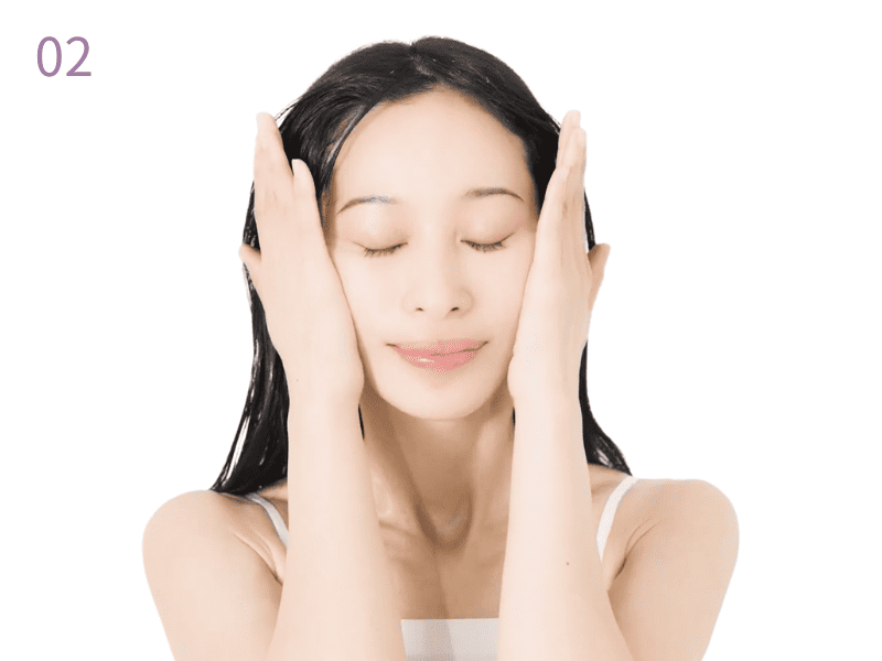 顔に優しくプレスする