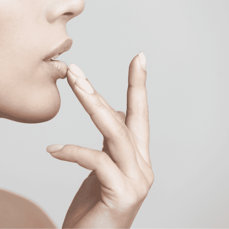 唇と指先に使う様子