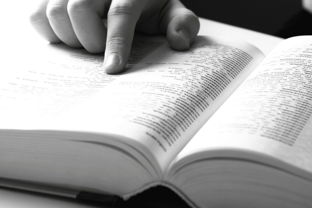 成分が書かれたノートの上にHERAIの手が置かれたVIEOTY名と説明のイメージ