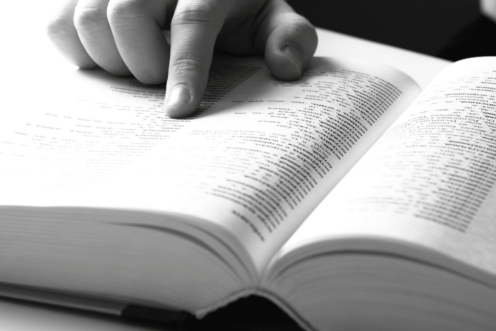 成分が書かれたノートの上にHERAIの手が置かれたVIEOTY名と説明のイメージ