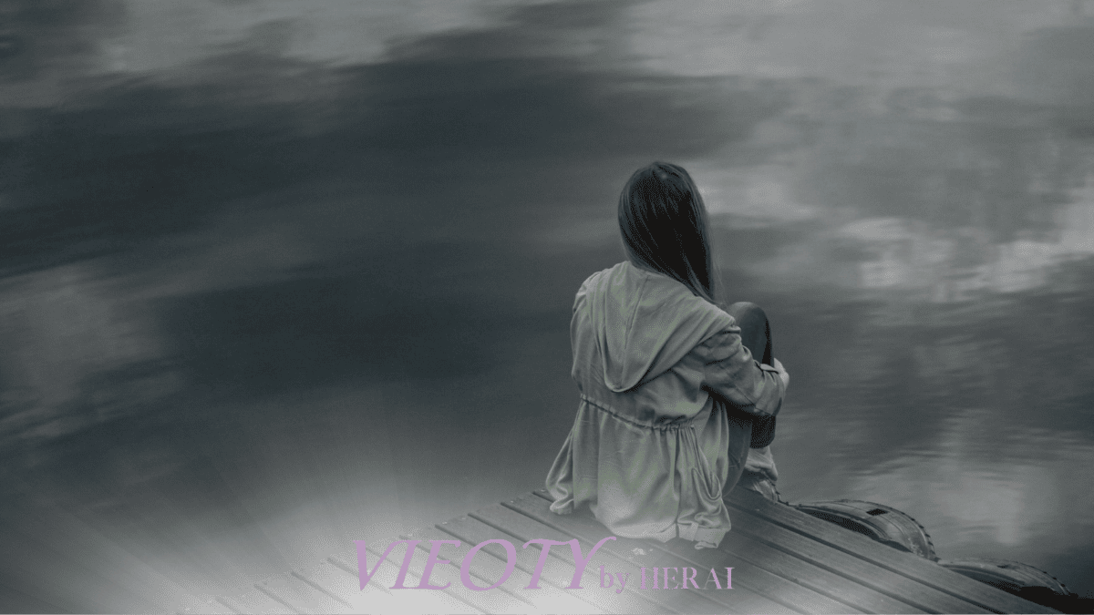 穏やかな表情で目を閉じる成熟した女性。その頬には、人生の経験を象徴する金継ぎのような世界観が描かれている。コンプレックスを受け入れ、円熟美へと変えるセルフ・コンパッションの概念を表現した心象風景。