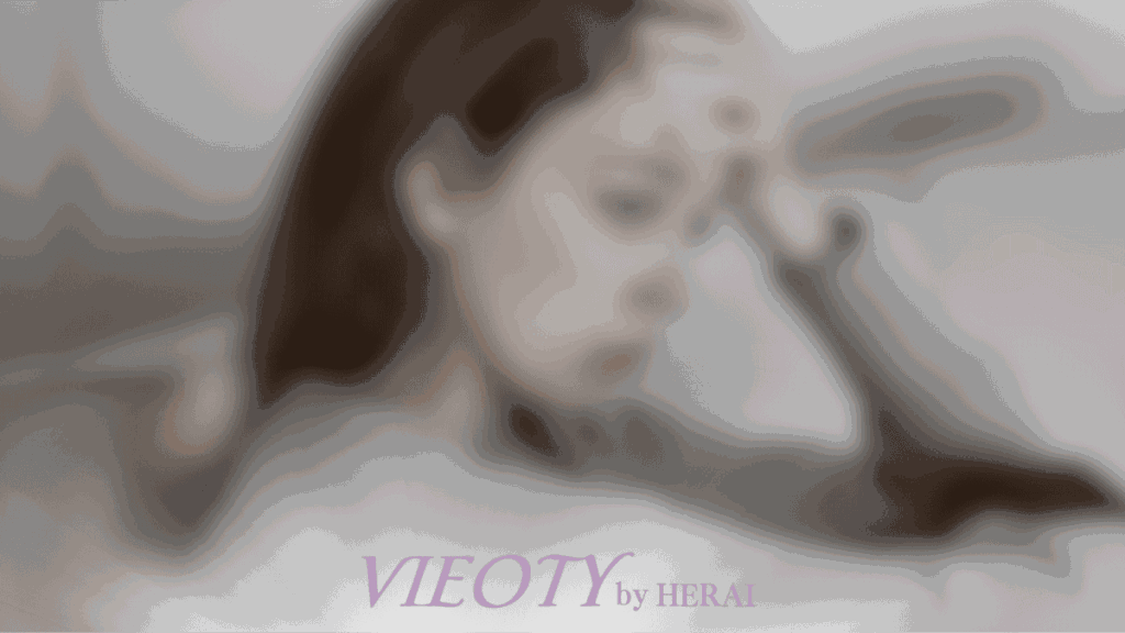 ストレスによる肌荒れと心のケアを象徴する画像。女性の手が水面に触れると、濁った水が中心から浄化され、穏やかな波紋が広がっていく。コルチゾールの影響を鎮静させるVIEOTYのホリスティックなアプローチを表現。