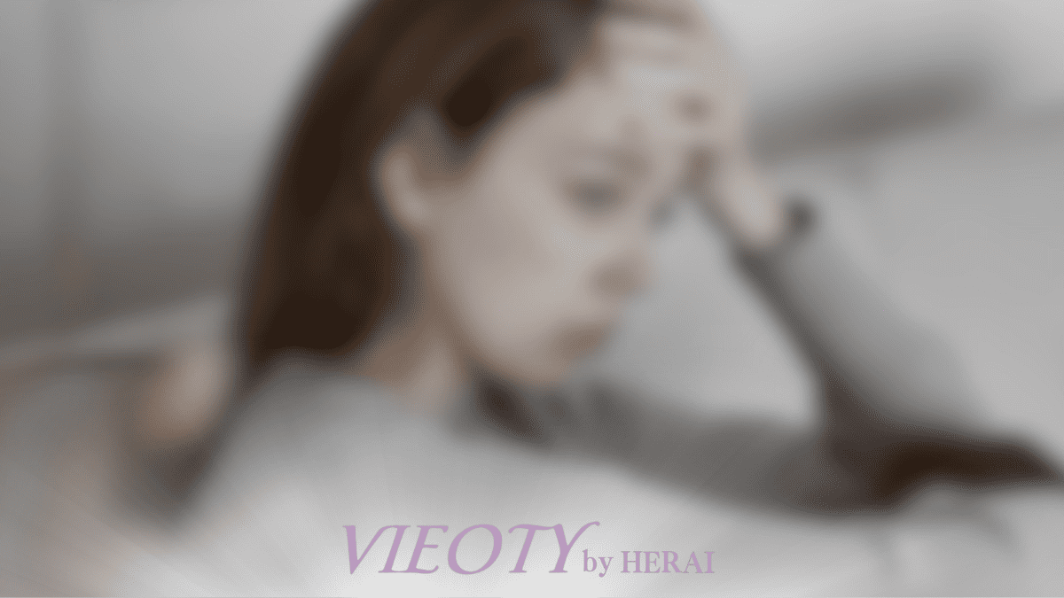 ストレスによる肌荒れと心のケアを象徴する画像。女性の手が水面に触れると、濁った水が中心から浄化され、穏やかな波紋が広がっていく。コルチゾールの影響を鎮静させるVIEOTYのホリスティックなアプローチを表現。