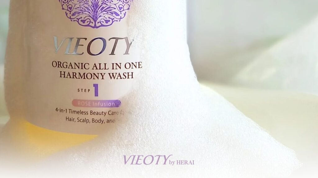 濃密な泡に包まれた髪が発光するように潤っている様子と、清潔に洗い上がった手の対比イメージ