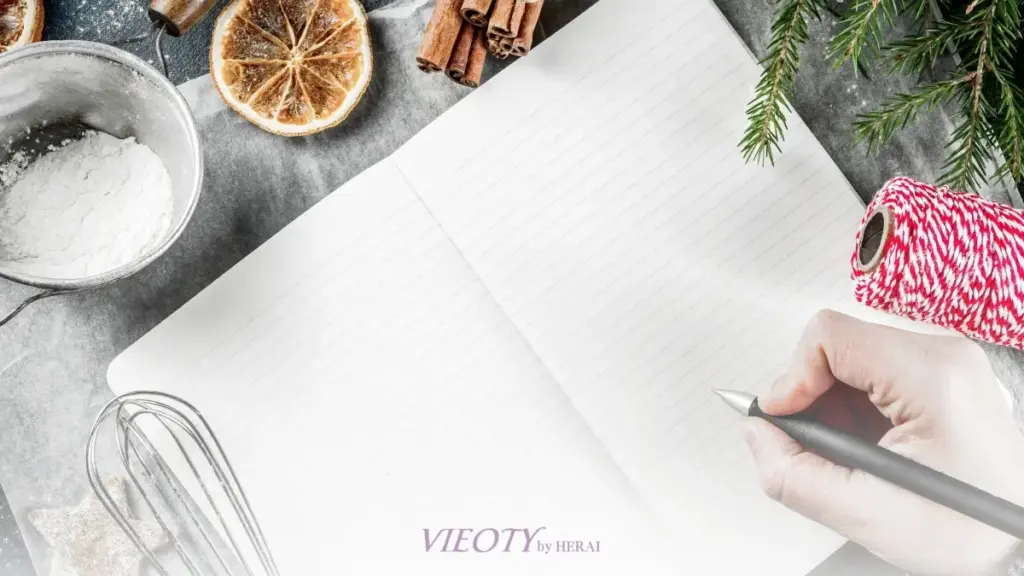 VIEOTYのエリクティーと、黒糖、ユズ、ベリーなど、記事で紹介される様々なアレンジレシピの素材が並ぶテーブル。