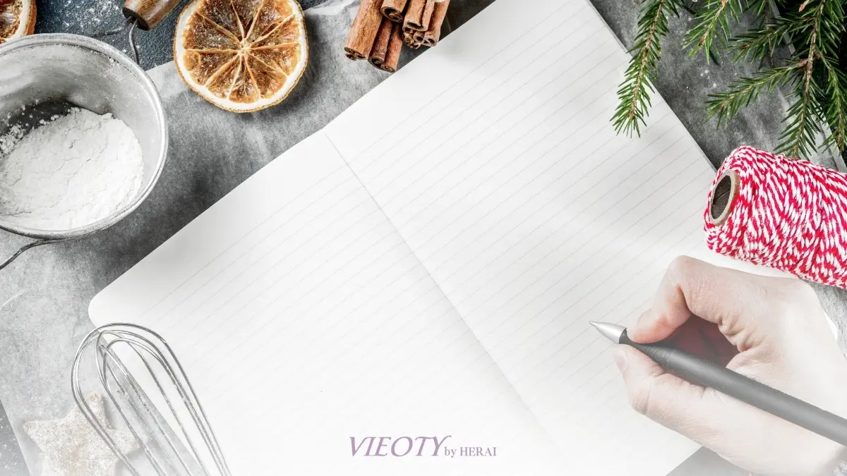 VIEOTYのエリクティーと、黒糖、ユズ、ベリーなど、記事で紹介される様々なアレンジレシピの素材が並ぶテーブル。