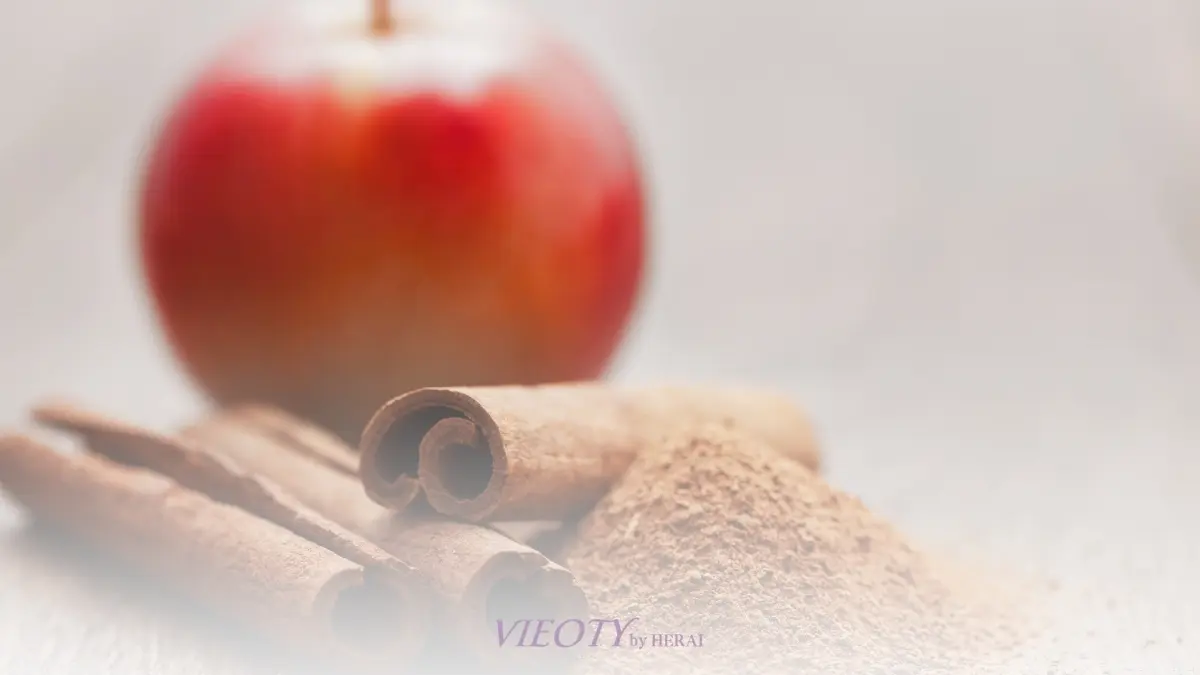 夜のリラックスタイムに、エリクティーのティーバッグに付いているカシアシナモンスティックでハーブティーをゆっくりと混ぜている、静かな儀式の様子。