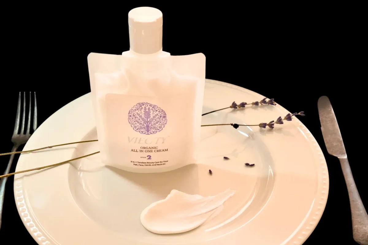 白い皿に盛り付けられたVIEOTYオーガニックオールインワンクリームとカトラリー。