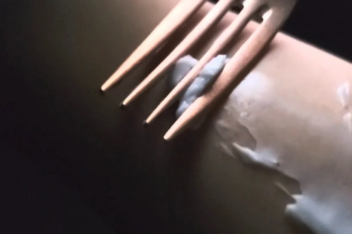 肌の上でフォークを受け止めるほど濃厚で硬い、VIEOTYクリームのテクスチャー。