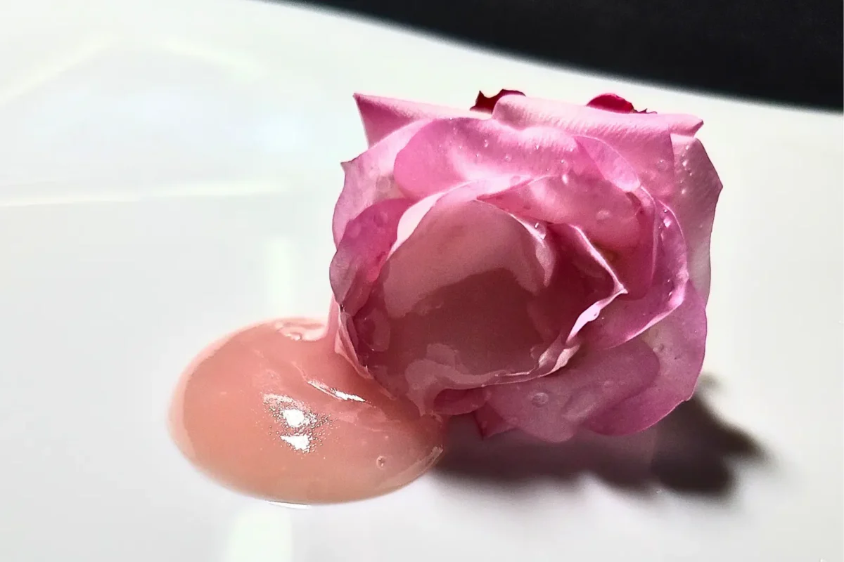 ピンク色のバラの花弁から溢れ出るような、ドレスグロウのとろけるテクスチャー。