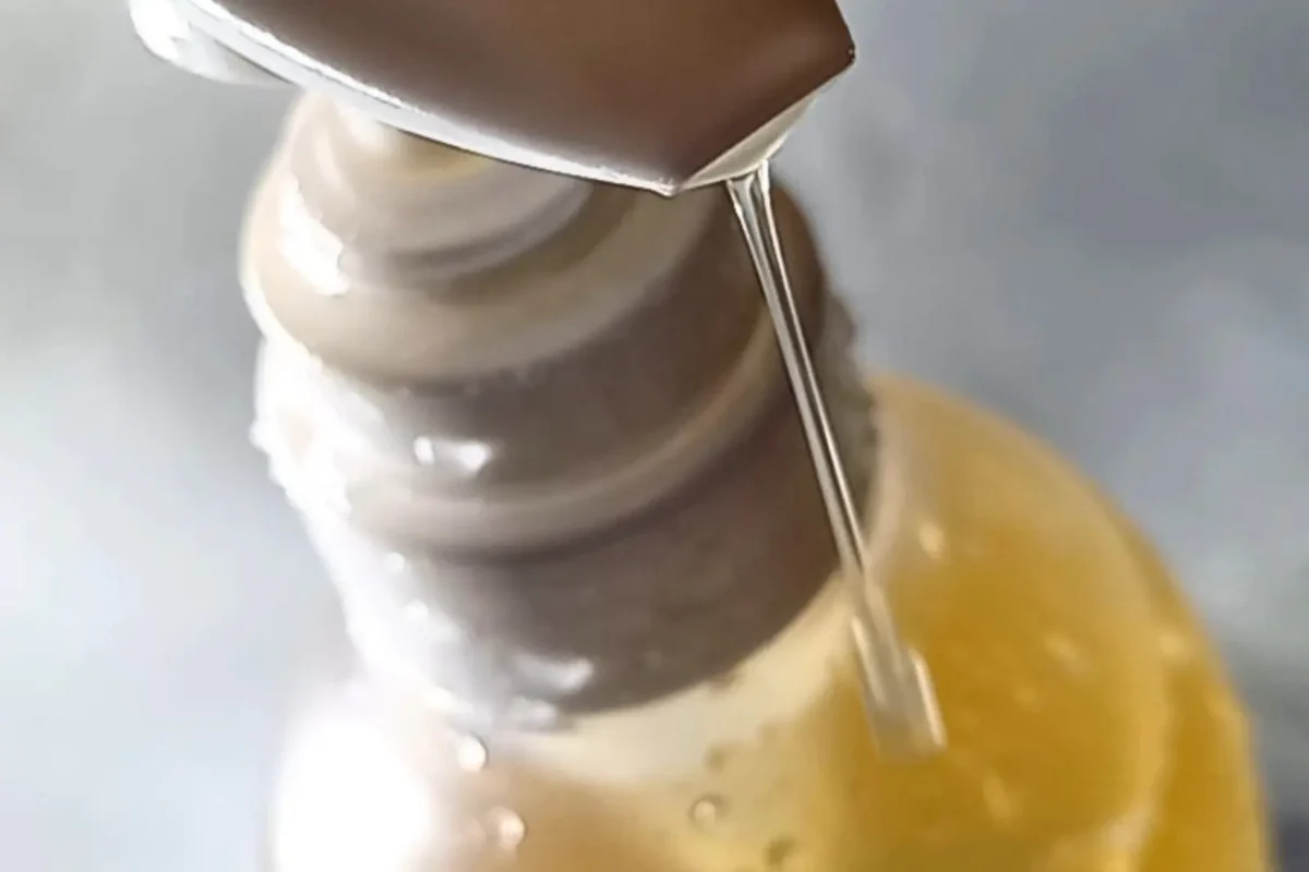 蜂蜜のように糸を引く、ハーモニーウォッシュの濃厚な琥珀色のテクスチャー。