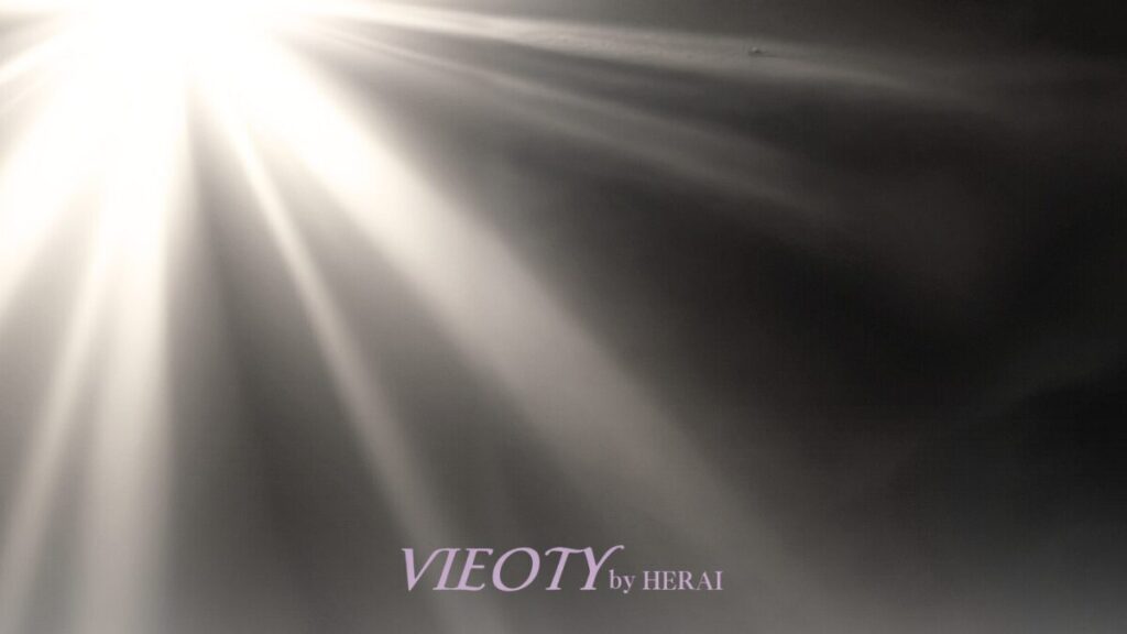 差し込む日差しとVIEOTYの美容液、SPFの数値に頼らない光と影の演出