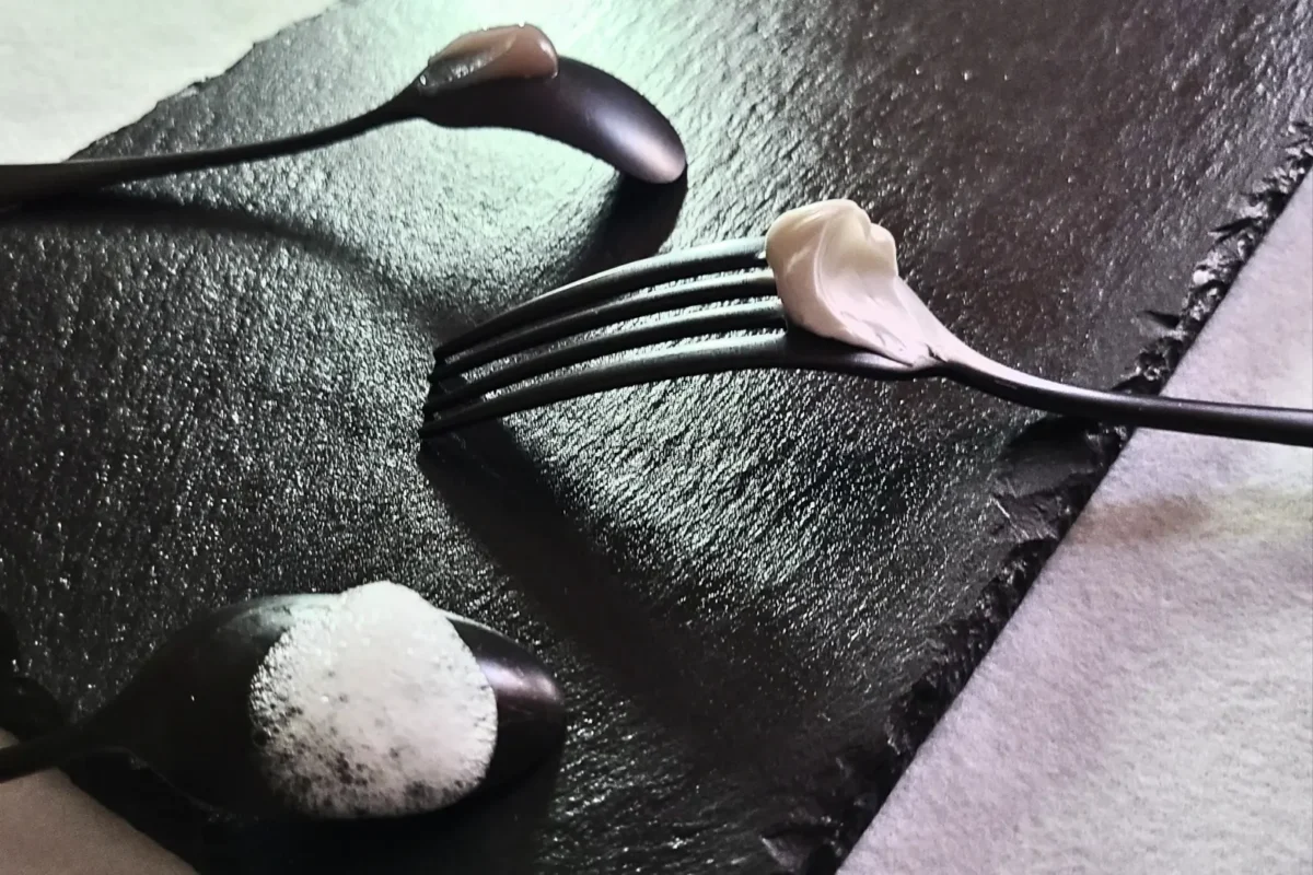 VIEOTYの美のフルコース。スプーンとフォークに載せられた泡、クリーム、固形美容液の3つのテクスチャー。