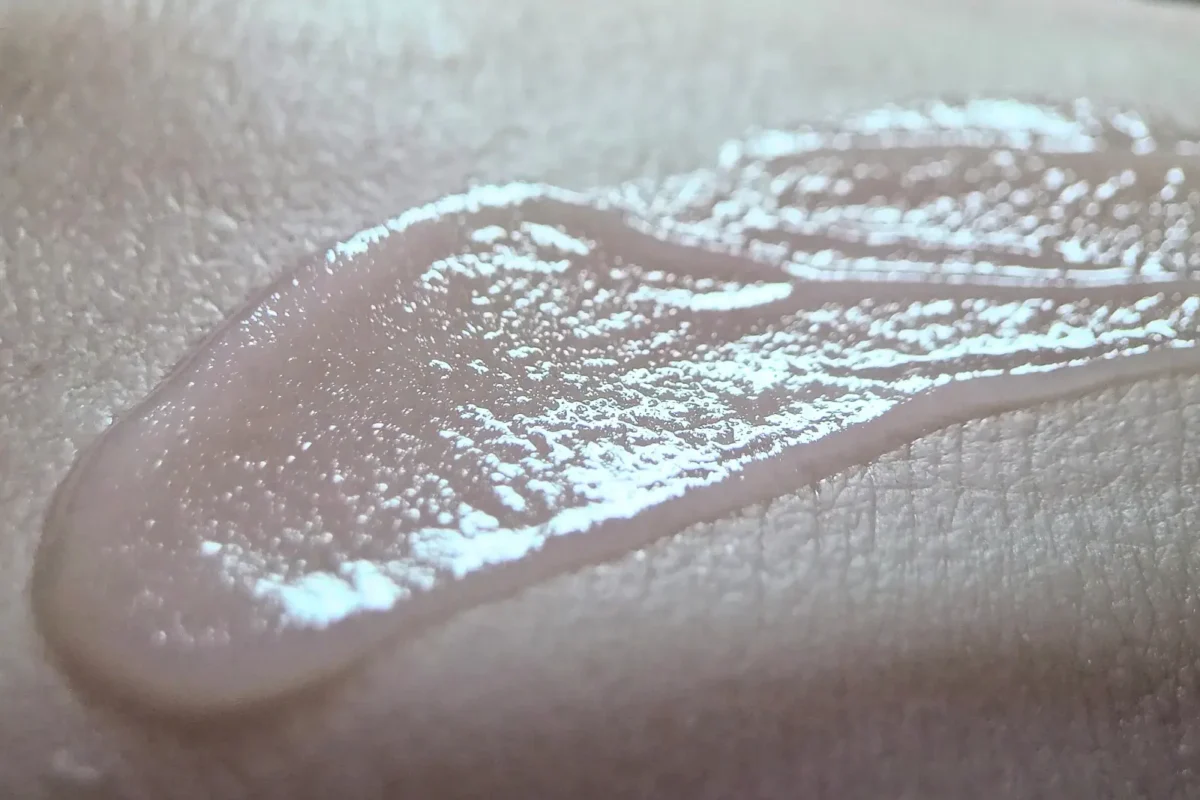 シミやシワ、くせ毛のうねりの影を反射するレフ版効果のあるドレスグロウテクスチャーイメージ