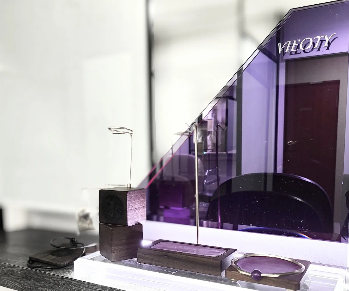 VIEOTY表参道サロン専用の特注ディスプレイ什器。紫のアクリル、ウォールナット無垢材、ヌメ革を使用した非売品のアートピース