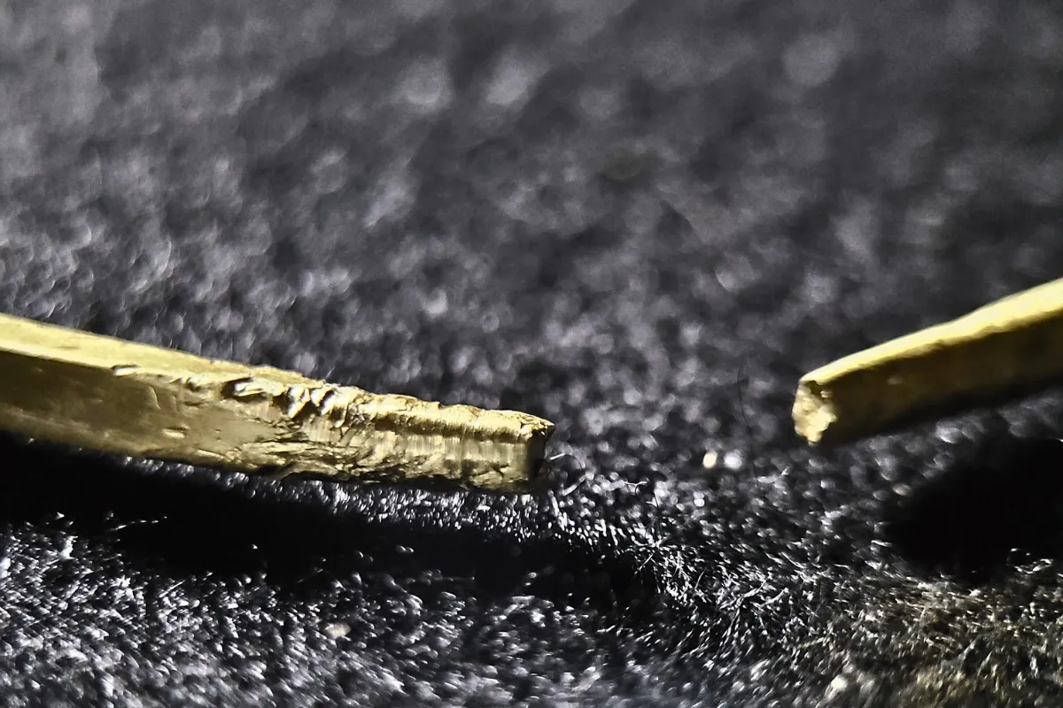 手曲げ真鍮の歪み