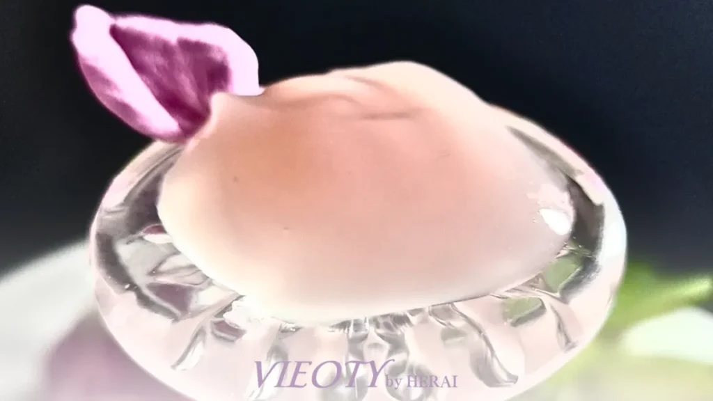 インドの高地で太陽を浴びて育つ野生的なダマスクローズと、水を一滴も使わないVIEOTYドレスグロウの濃厚でとろけるバームテクスチャのイメージ。