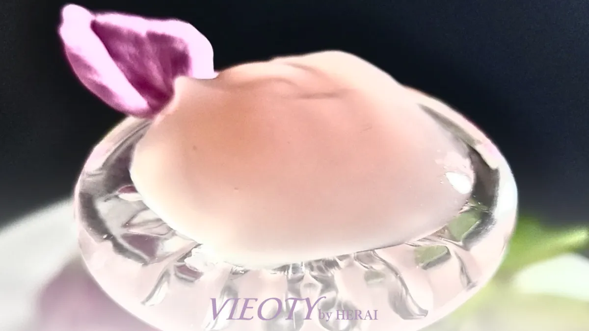 インドの高地で太陽を浴びて育つ野生的なダマスクローズと、水を一滴も使わないVIEOTYドレスグロウの濃厚でとろけるバームテクスチャのイメージ。