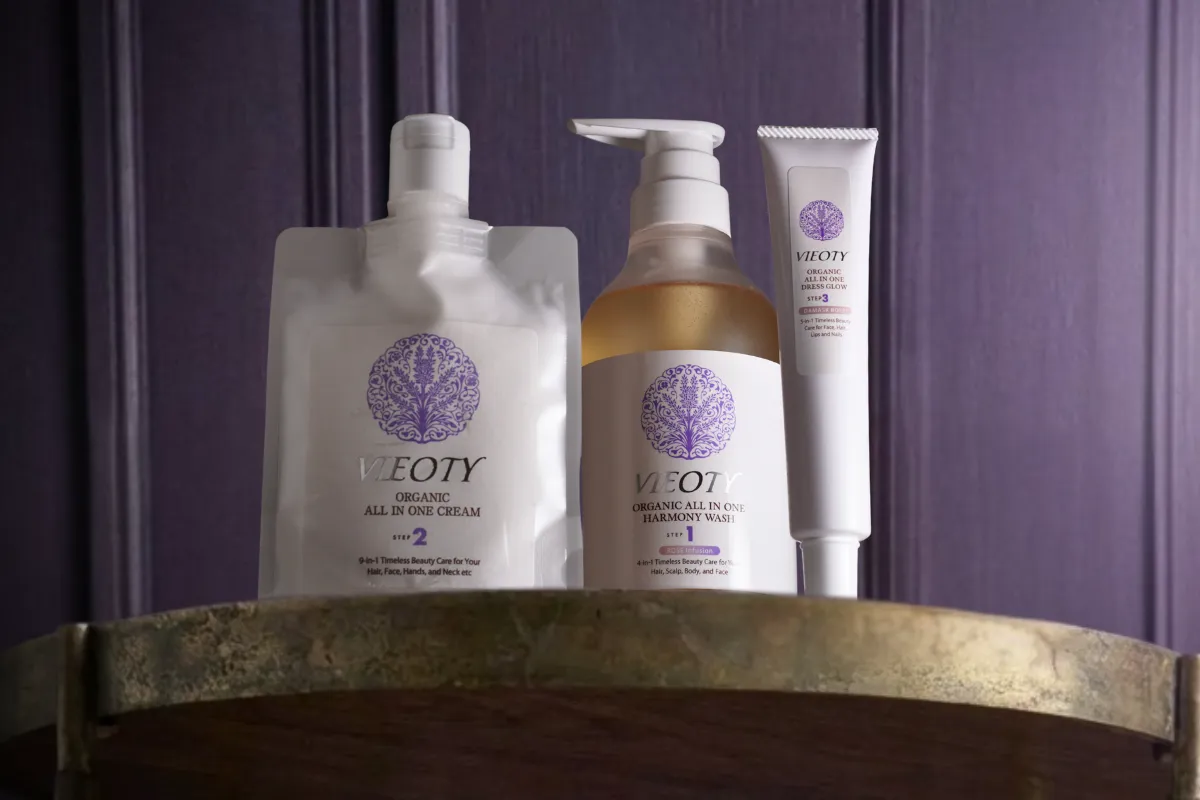 VIEOTY（ヴィオティ）の統合美容を完結させる「ブルームコース」の3点セット。左からSTEP1ハーモニーウォッシュ、STEP2オーガニッククリーム、STEP3ドレスグロウ。全18役を網羅する、ブランド最高峰のスキンケア・ヘアケア完全体です。