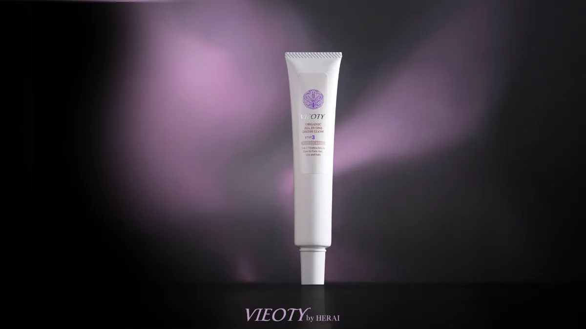 薄暗く重厚な空間に一筋の光が差し込み、完成したVIEOTYの固形美容液「ドレスグロウ」と深い赤色のインド産ダマスクローズが静かに佇む様子