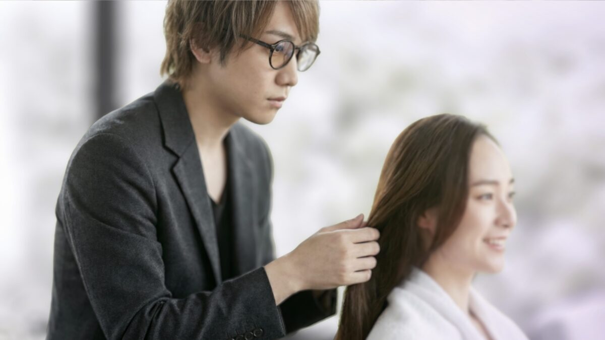 表参道にある、くせ毛・敏感肌悩みに寄り添う専門家HERAIのサロンの落ち着いた外装